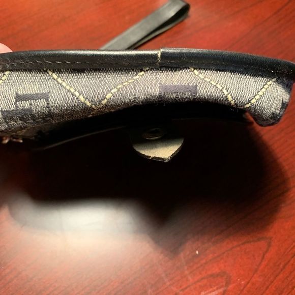 NWOT Autentic Dooney & Bourke Wristlet Max Quilt Collection Style QW20-A1 BLK/Gr - Picture 4 of 6